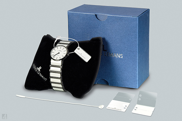 eXtra4-WrapTag mit vorgedrucktem Firmenlogo nach Corporate Design für den Einsatz an Uhren mit Metallband
