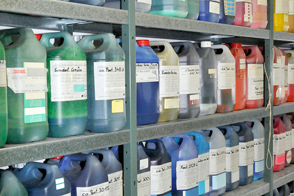 Farb-Lager bei eXtra4 Labeling Systems mit einer Vielfalt  an Etiketten-Druckfarben in Kanistern