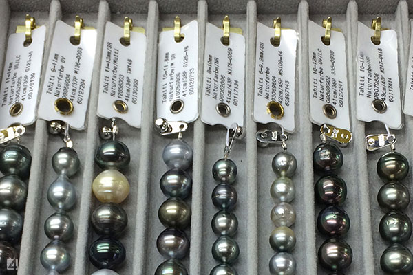 Perlen-Etikett Ref.-No. 34 4165 an haengenden Perl-Straengen