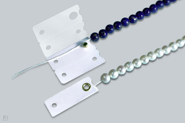 Bei WrapTags versiegeln zwei transparente Fluegel das Perlen-Etikett beim Falten